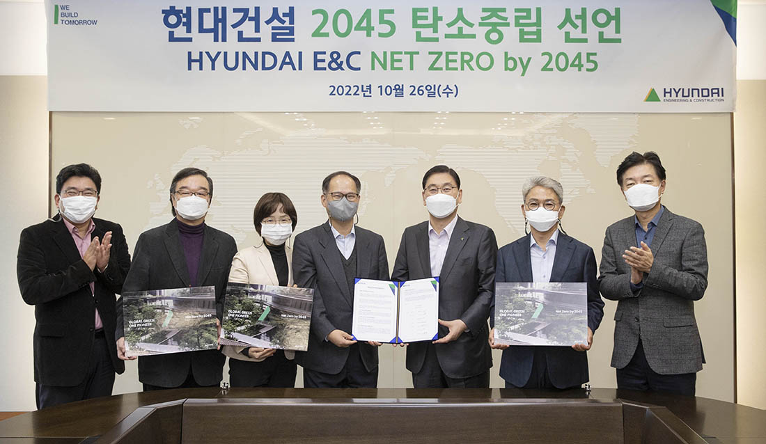 Hyundai E&C declared “carbon neutrality by 2045” for the first time among listed construction companies in Korea through the resolution of the Board of Directors on the 26th. It announced carbon neutrality implementation strategy via “Global Green One Pioneer: Net Zero by 2045” a report that reflects the company’s carbon-neutral vision. Representative Director Yoon Yoeng-jun (third from the right) and Directors Kim Gwang-pyeong, Kim Jae-jun, Cho Hye-kyeong, Hong Dae-sik, Jeong Mun-ki and Hwang Jun-ha (from the left) are taking a commemorative photograph after the board of directors’ meeting. Hyundai E&C declared “carbon neutrality by 2045” for the first time among listed construction companies in Korea through the resolution of the Board of Directors on the 26th. It announced carbon neutrality implementation strategy via “Global Green One Pioneer: Net Zero by 2045” a report that reflects the company’s carbon-neutral vision. Representative Director Yoon Yoeng-jun (third from the right) and Directors Kim Gwang-pyeong, Kim Jae-jun, Cho Hye-kyeong, Hong Dae-sik, Jeong Mun-ki and Hwang Jun-ha (from the left) are taking a commemorative photograph after the board of directors’ meeting.